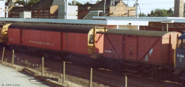 Photo of DE 320864 & 975545 at Colchester